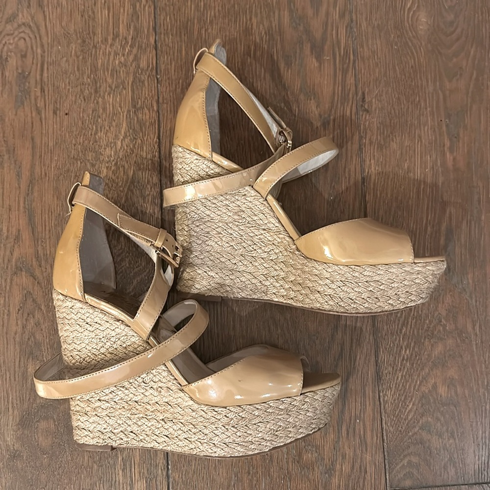 Chic Leather Wedge Sandals - Picture 4 of 7
